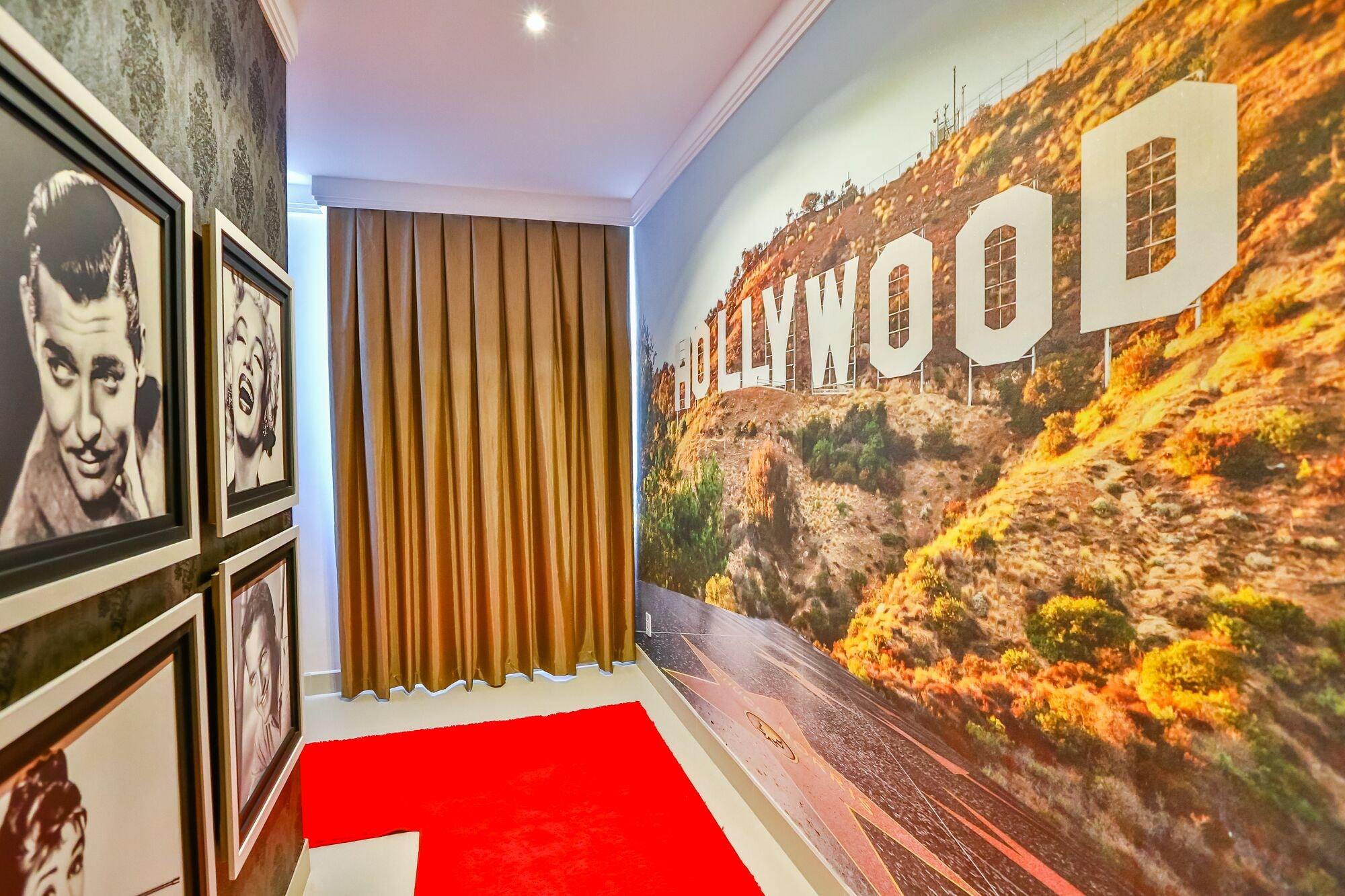 Golden Lis Hotel Boutique Goiânia Kültér fotó The interior of the Hollywood Museum